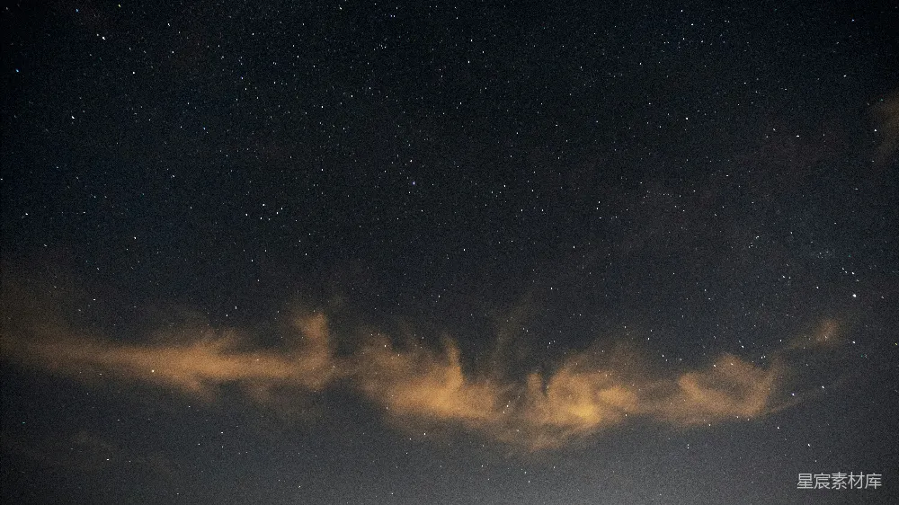 高清摄影 夜景 星空 自然 宁静 摄影 夜空中闪烁的星星与云朵