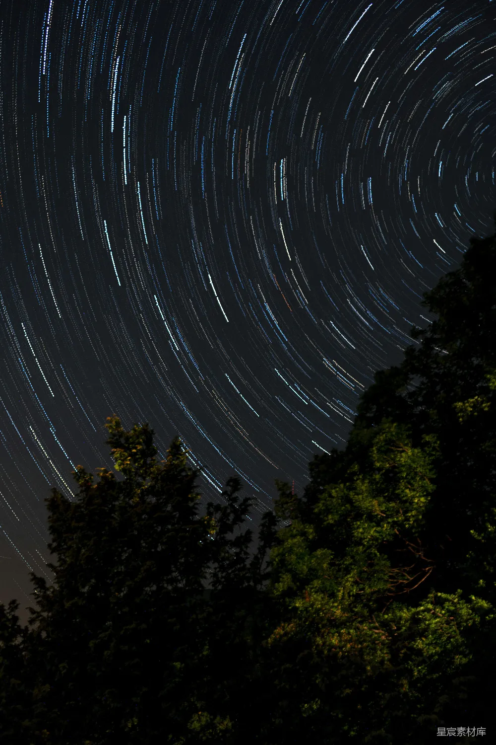高清摄影 夜景 星轨 自然 宁静 星空 星轨下的夜空