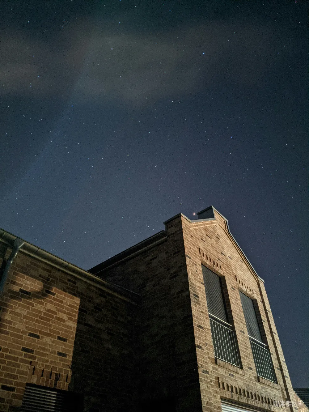 高清摄影 夜空 砖墙 建筑 星空 静谧 夜空下的砖墙建筑