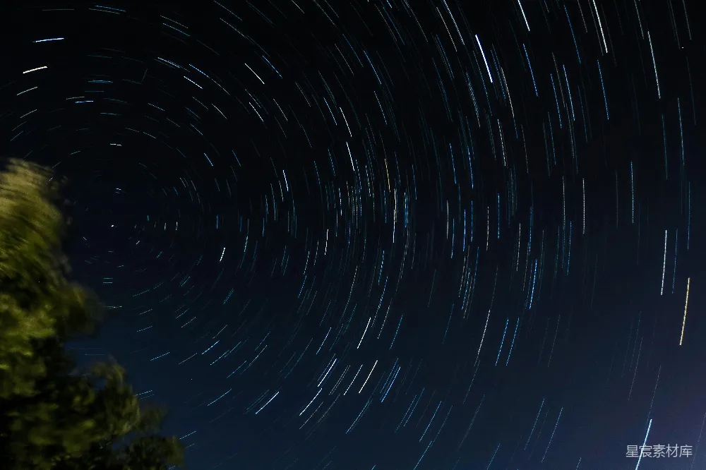 高清摄影 夜景 星轨 天文摄影 自然美 宁静 星轨之美：夜空中的旋转光带