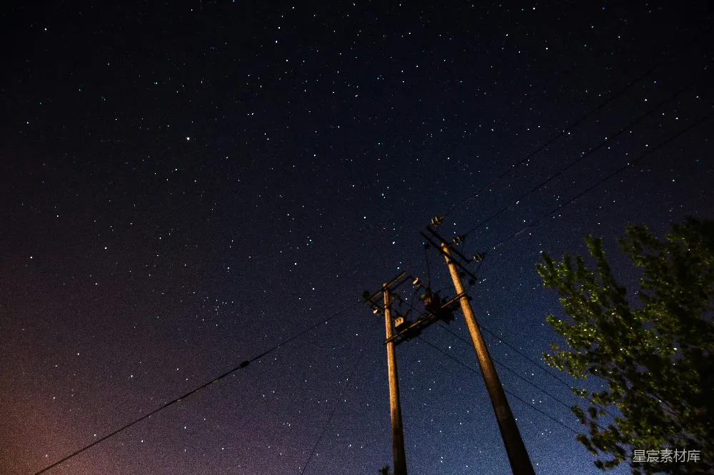 高清摄影 夜空 星星 城市 自然 静谧 夜空下的电线杆