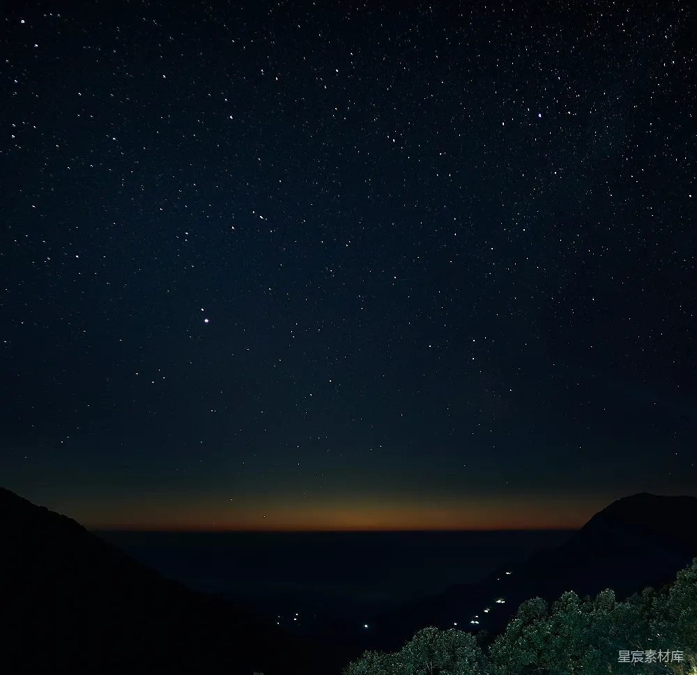 高清摄影 星空 自然 宁静 夜晚 山景 璀璨星空下的山谷