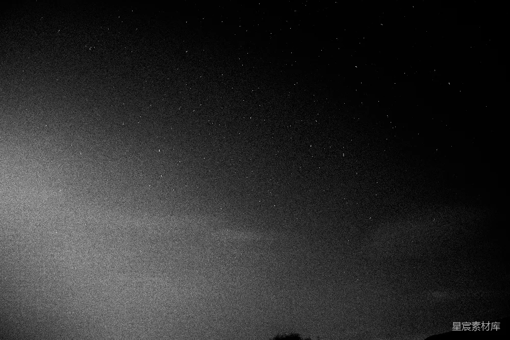 这张图片展示了一个宁静的夜空景象，满天的星星点缀其间，形成一幅美丽的银河景象。图片采用黑白摄影，增加了画面的神秘感和艺术感，适合用作自然风光、宁静氛围的背景图片。