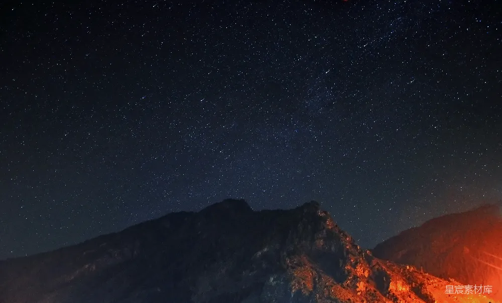 高清摄影 夜景 星空 山脉 自然风光 宁静 夜空下的山峰