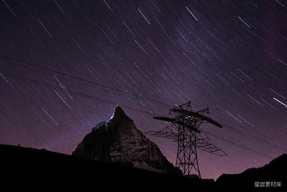 高清摄影 夜景 山峰 星轨 电力塔 自然与工业 夜空下的星轨与山峰