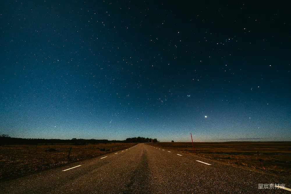 高清摄影 夜景 星空 道路 宁静 自然 夜空下的远方之路