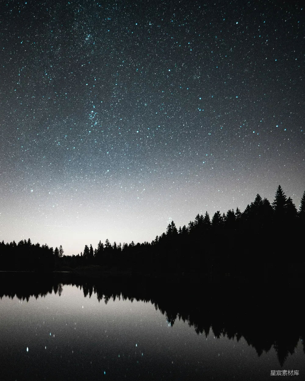 高清摄影 夜景 星空 宁静 湖泊 自然 星空下的静谧湖畔