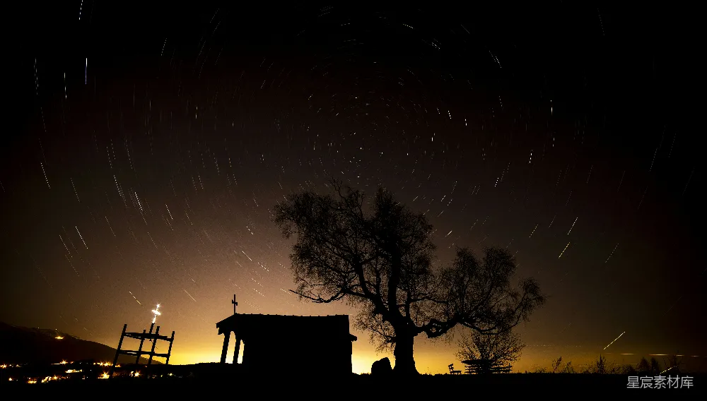 高清摄影 夜景 星空 教堂 树 宁静 静谧的夜空下的教堂与树