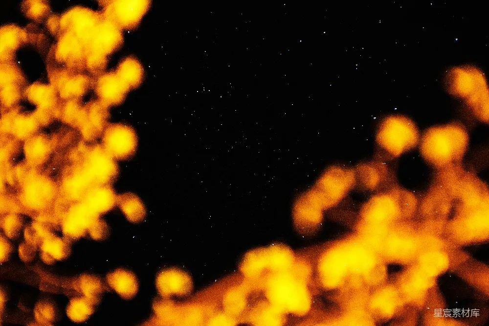 这张图片展示了夜晚星空中的光斑效果。黑色背景上点缀着许多黄色的光斑，营造出一种神秘而宁静的氛围。这种风格的图片适合用于自然风光、星空摄影或任何需要表现宁静与神秘主题的场景。