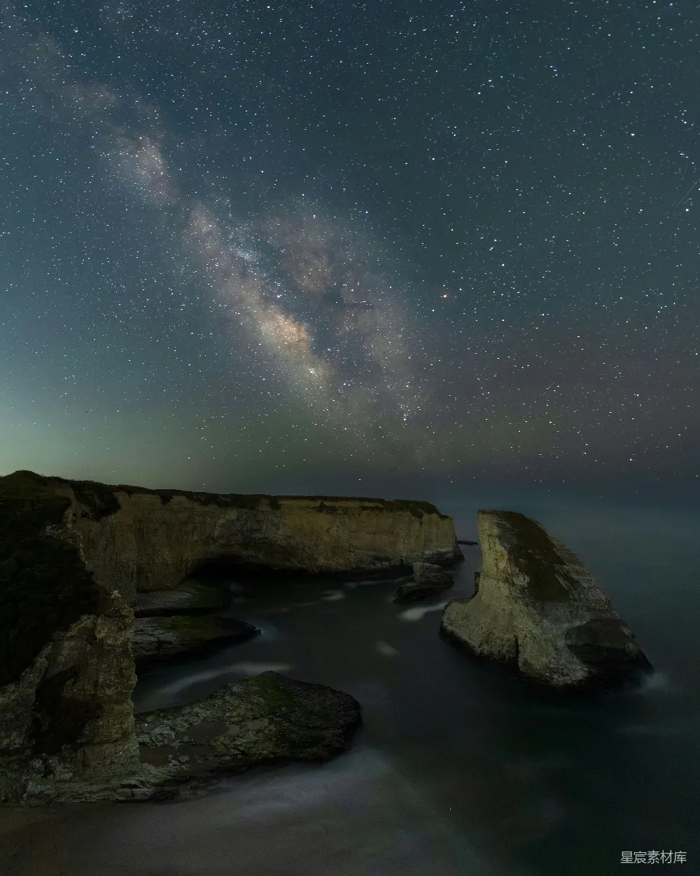 高清摄影 夜景 海岸 星河 自然风光 宁静 夜空下的海岸线