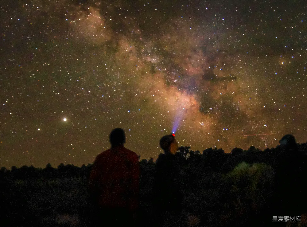 高清摄影 夜空 星空 自然 户外 宁静 仰望星空的剪影