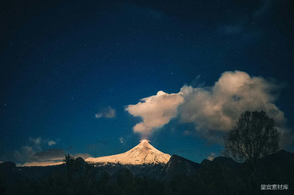 高清摄影 火山 夜景 自然风光 云层 宁静 夜空下的火山与云海