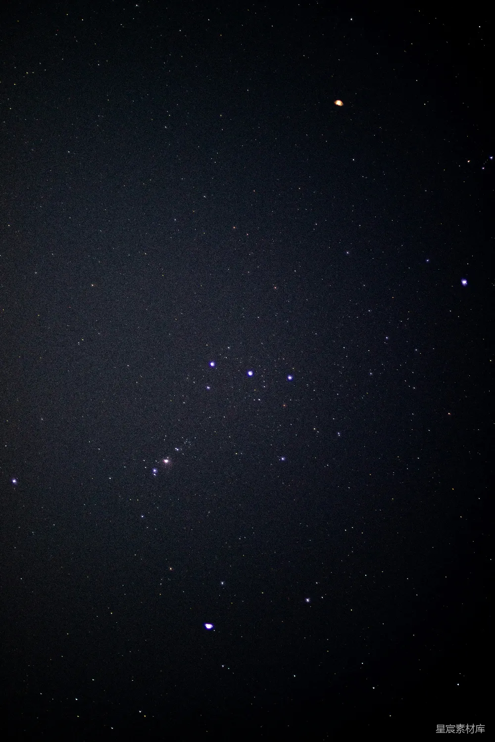 这张图片展示了夜空中繁星点点的美丽景象。深邃的黑色背景中点缀着无数的星星，它们以不同的亮度和颜色散落在夜空中，形成了一个宁静而神秘的宇宙画面。这张图片适合用于描述夜晚的宁静、宇宙的广阔以及自然的美丽。