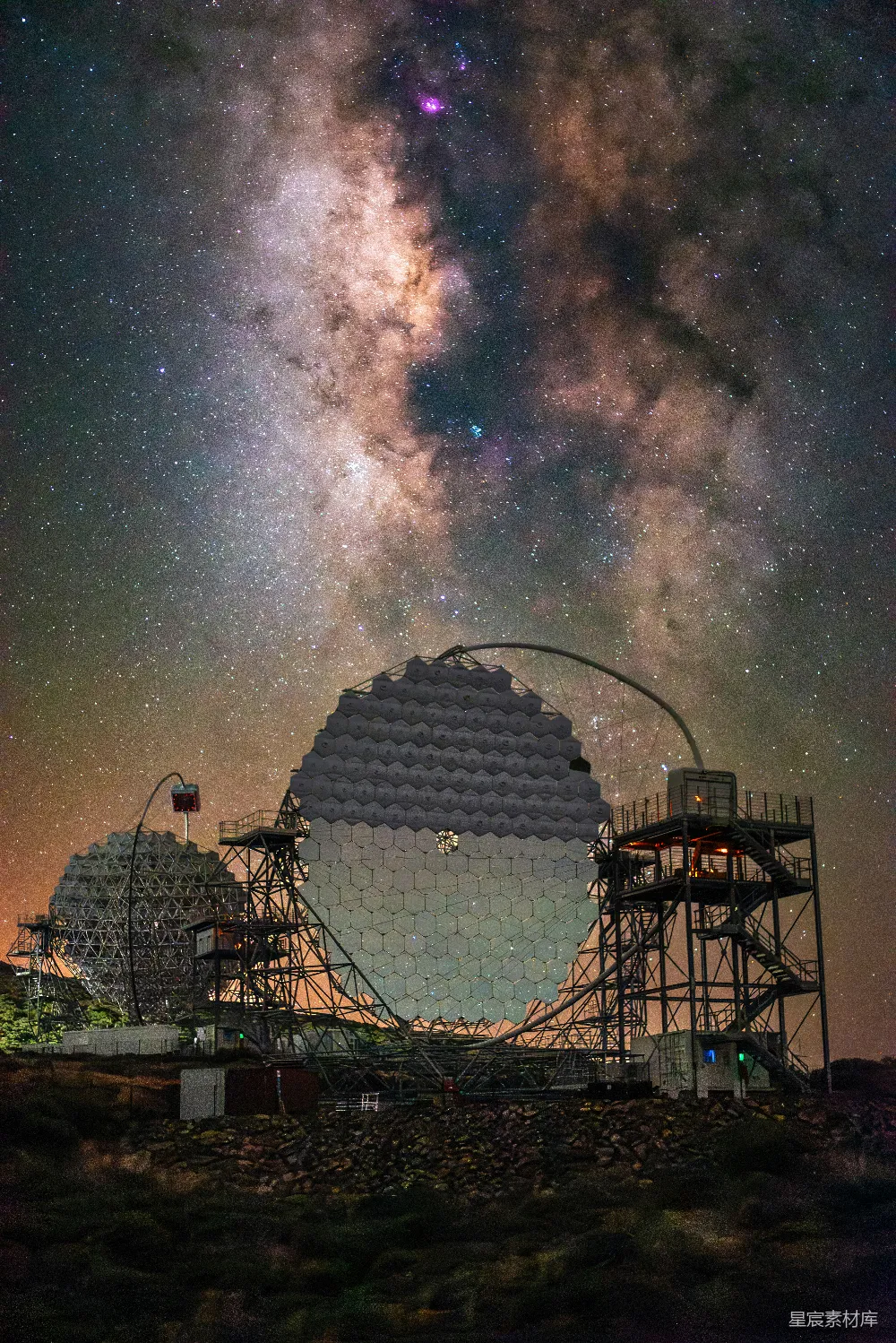 高清摄影 天文观测 夜间摄影 科技 自然风光 宇宙探索 望远镜与银河的壮丽夜景