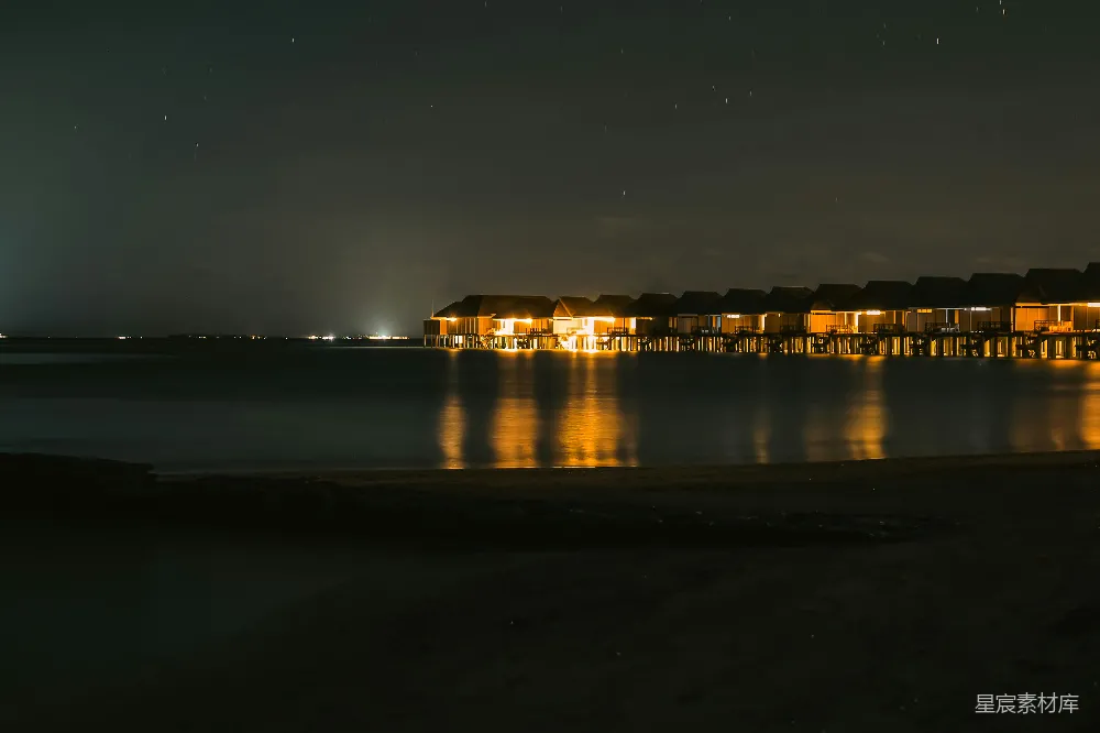 高清摄影 海滩 夜景 度假村 宁静 浪漫 夜幕下的海滨别墅