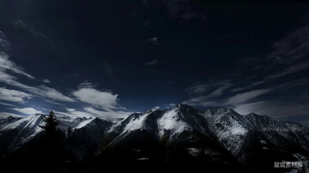 高清摄影 雪山 夜景 星空 自然风光 宁静 雪山夜景：星空下的壮丽山峰