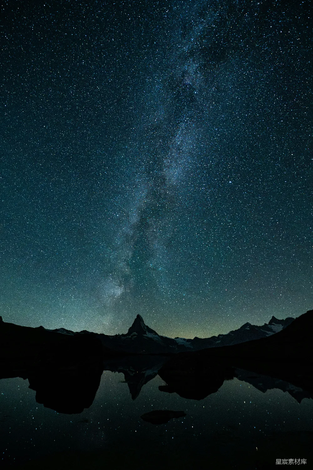 高清摄影 夜空 银河 山景 宁静 自然 银河星空下的静谧山景