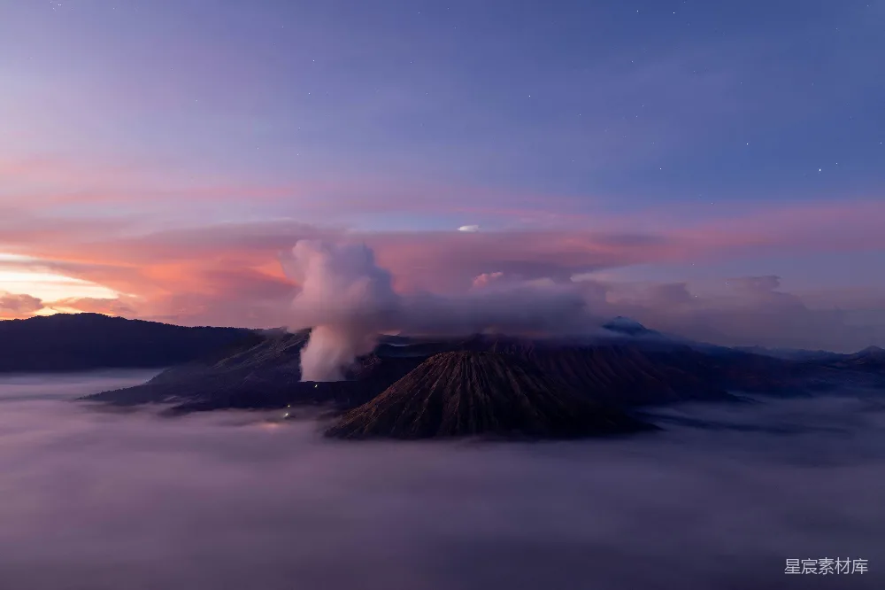 高清摄影 火山 日落 自然风光 云海 宁静 日落时分的火山喷发