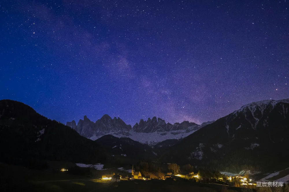高清摄影 星空 山景 宁静 夜景 自然 星空下的山间小镇