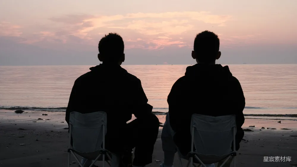 高清摄影 海滩 夕阳 友谊 剪影 自然 夕阳下的海滩剪影