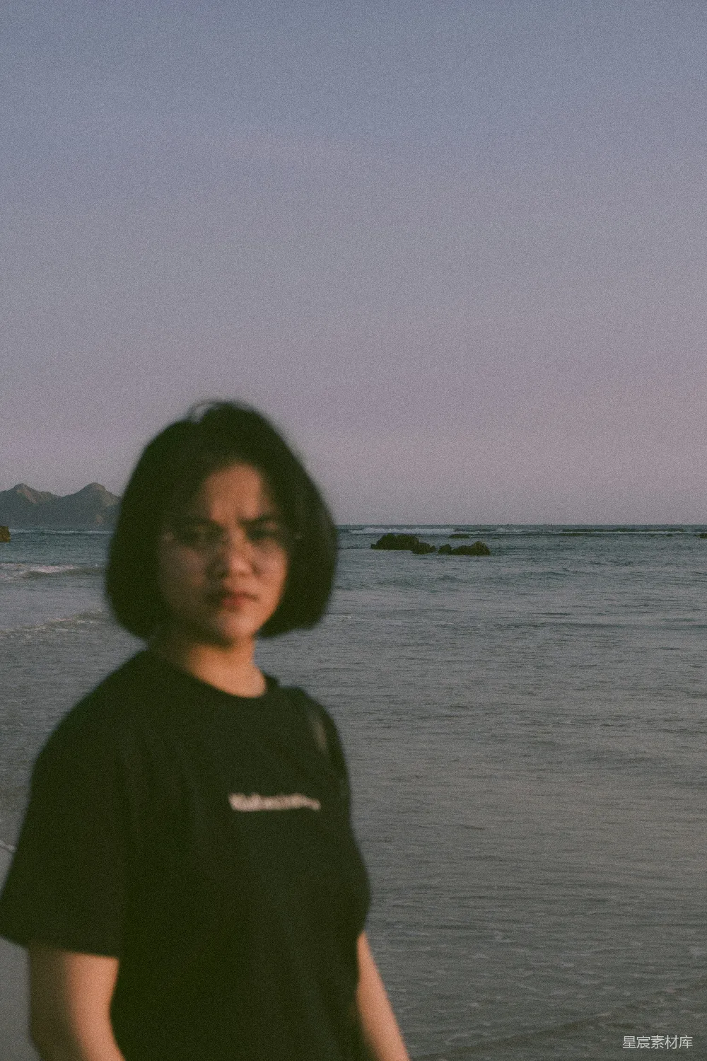 高清摄影 海滩 独自行走 自然风光 人物肖像 宁静 海边的独行者
