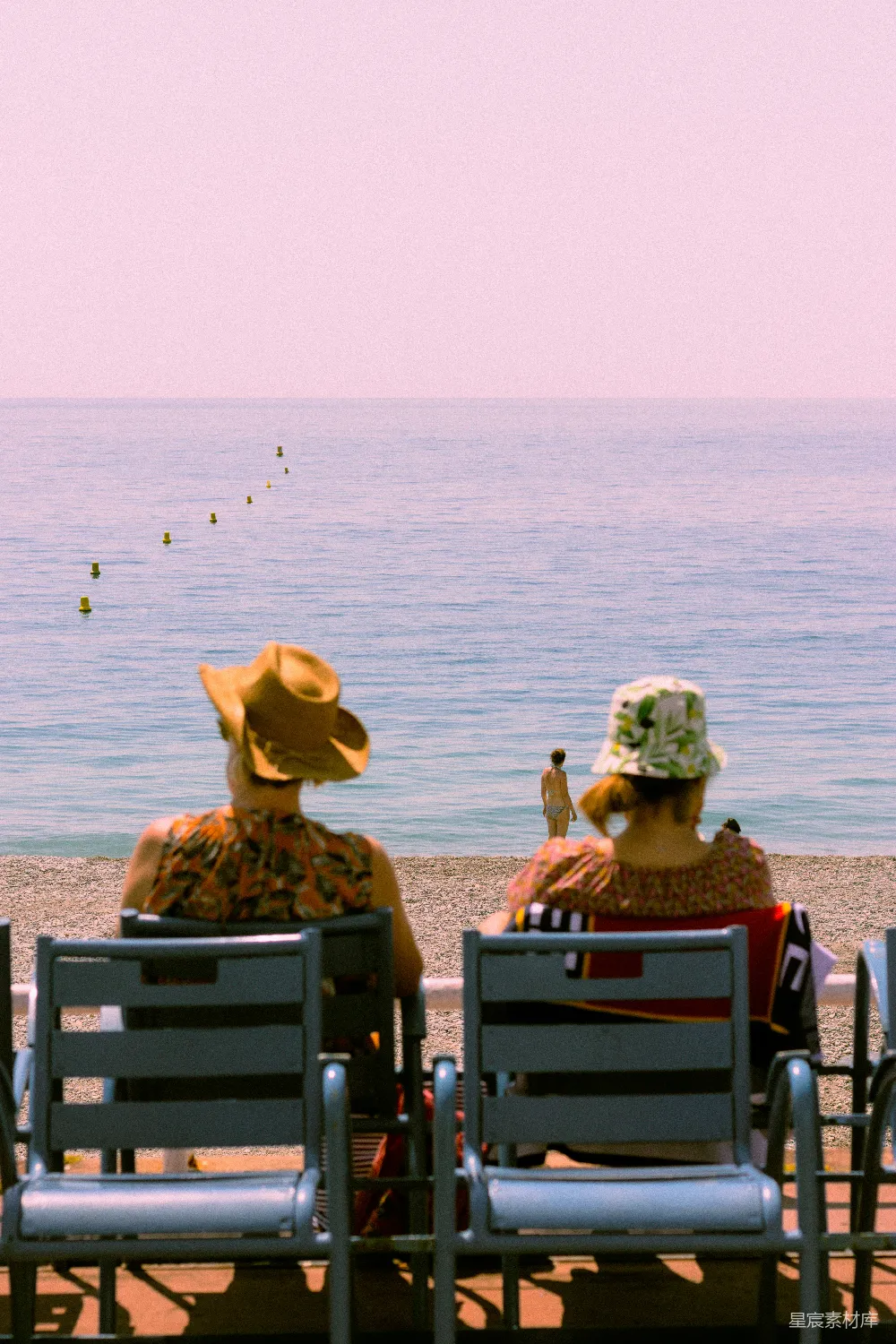 高清摄影 海滩 海滩椅 休闲 风景 夏日 海边的宁静时光