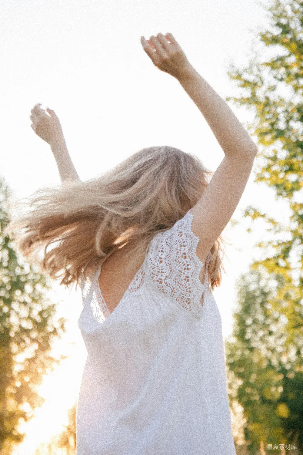 高清摄影 女性 自然 阳光 自由 户外 自由舞动的瞬间