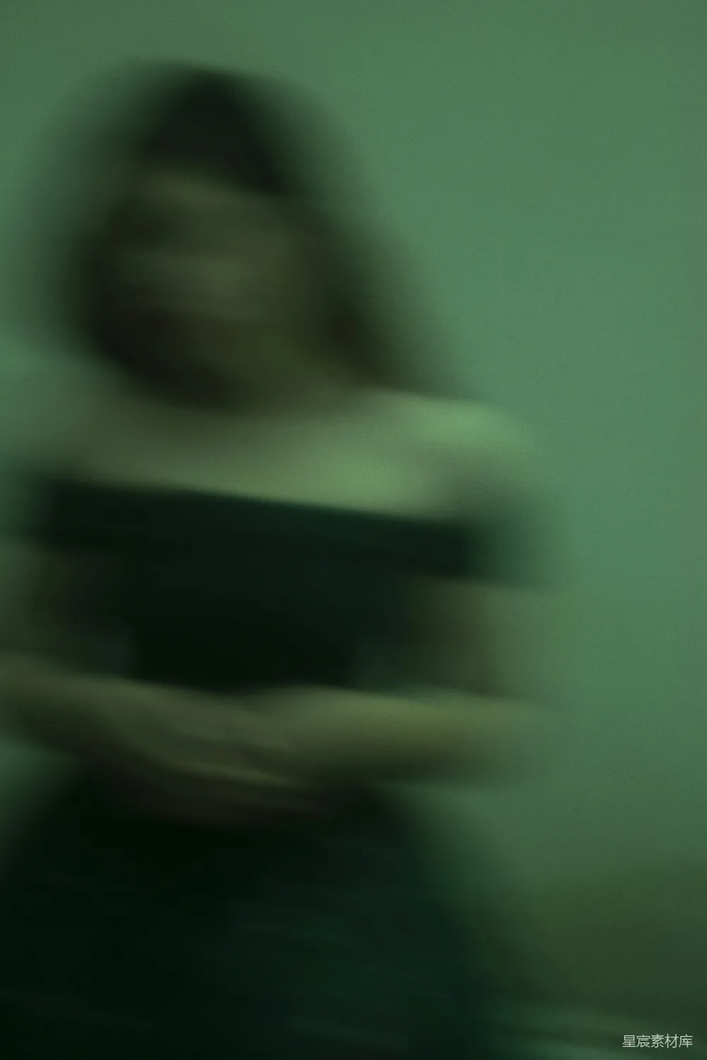 高清摄影 模糊 人影 绿光 抽象 艺术 朦胧的绿光中的人影