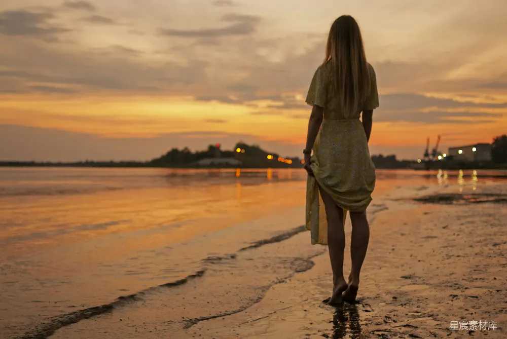 高清摄影 黄昏 海滩 女性 宁静 自然 黄昏时分的海边漫步