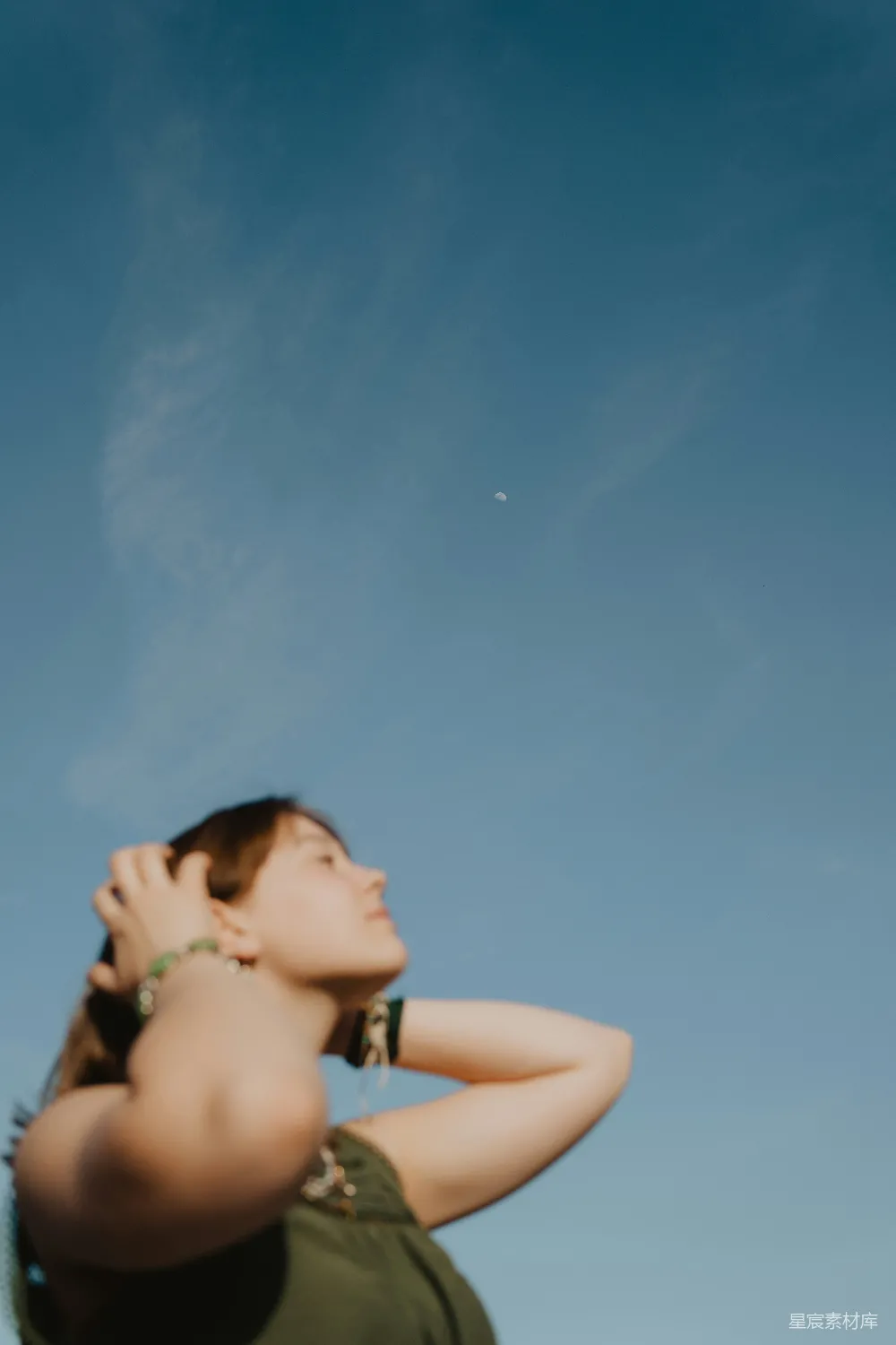 高清摄影 自然 宁静 仰望 天空 月亮 仰望星空的宁静时刻