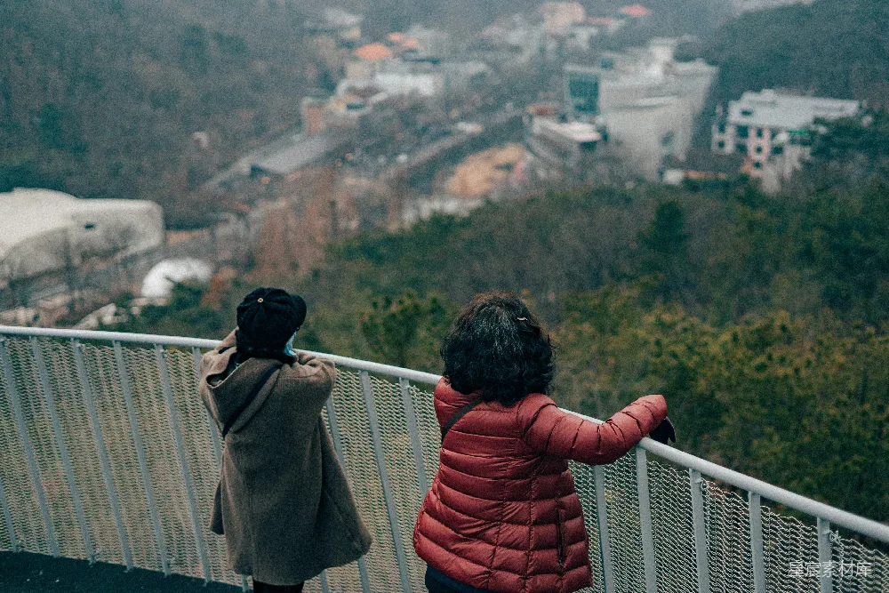 高清摄影 风景 人像 自然 旅行 户外 山间观景的二人