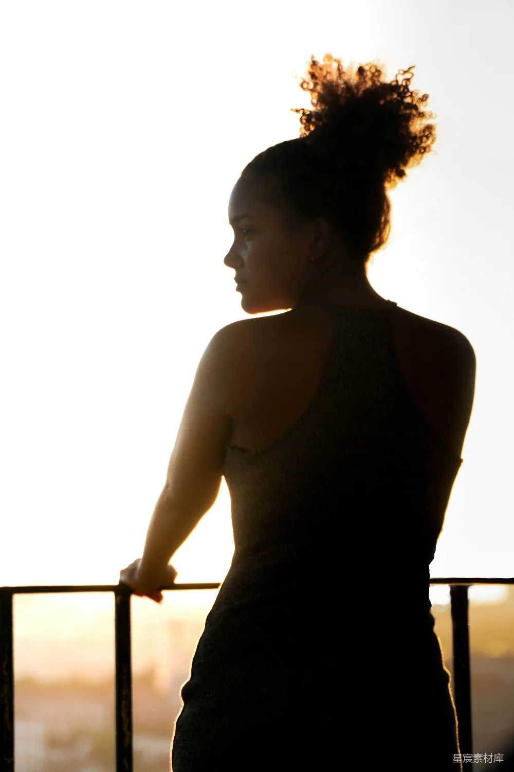 高清摄影 剪影 夕阳 女性 宁静 户外 夕阳下的剪影