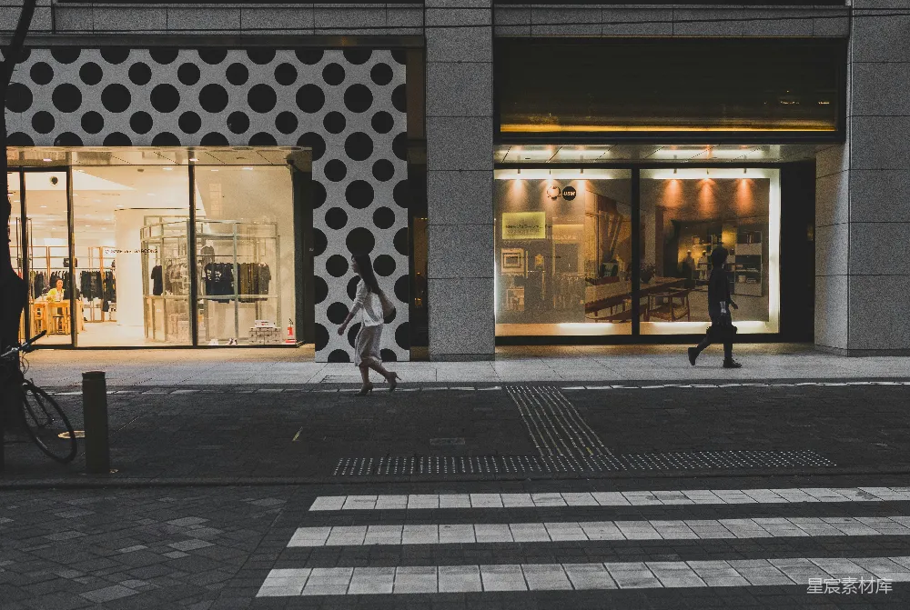 高清摄影 城市夜景 简约风格 时尚店铺 行人 都市生活 都市夜景中的简约时尚