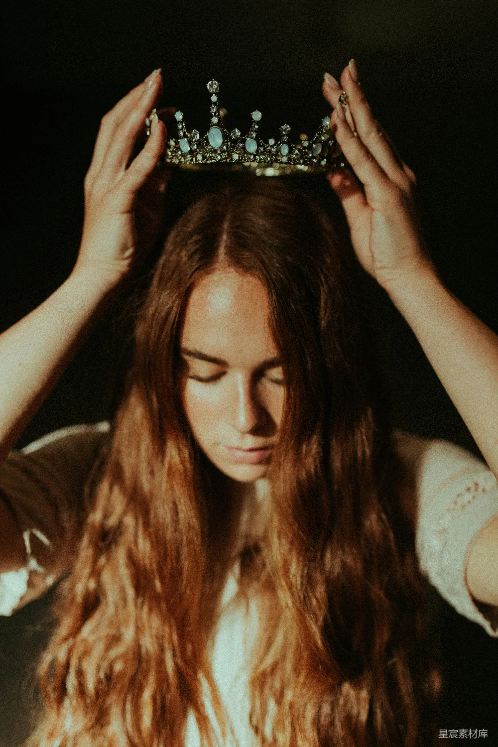 高清摄影 女性 王冠 复古 神秘 艺术 戴王冠的女性