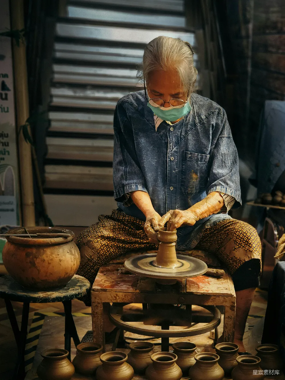 高清摄影 陶艺 手工艺 传统技艺 专注 日常生活 陶艺师的专注时光