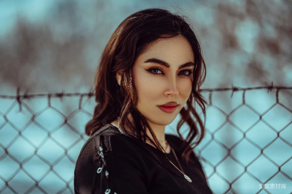 高清摄影 女性肖像 冬季 铁丝网 时尚 自然 冬日铁丝网旁的女性肖像