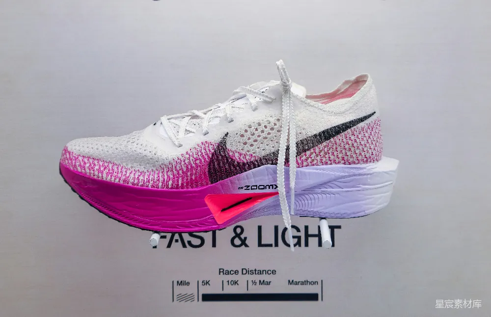 这双Nike ZoomX飞马跑鞋以白色和粉色为主色调，设计轻盈且充满科技感。鞋面采用编织材质，提供良好的透气性和贴合性。鞋底的粉色细节与鞋舌上的黑色Swoosh形成鲜明对比，整体设计简洁而时尚。适合在各种跑步活动中使用，特别是注重速度与轻便