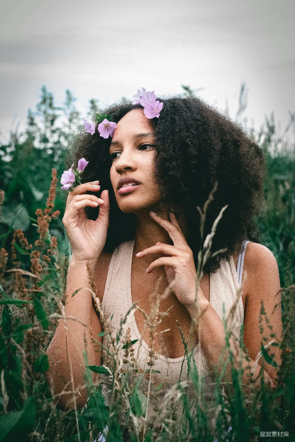 高清摄影 自然 花冠 人物 户外 宁静 自然中的花冠女孩