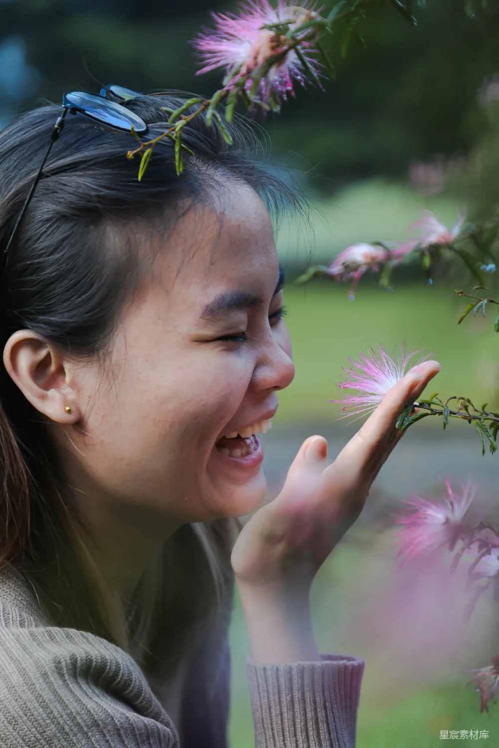 高清摄影 自然 微笑 花卉 户外 快乐 自然中的欢笑时光