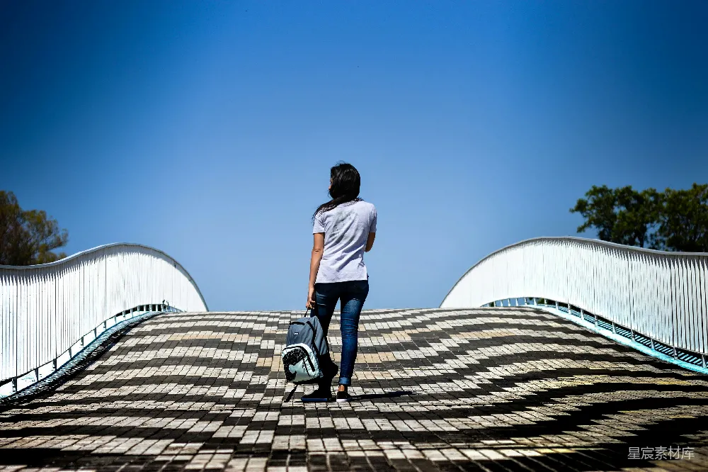 高清摄影 桥 背影 晴天 孤独 旅行 桥上的背影