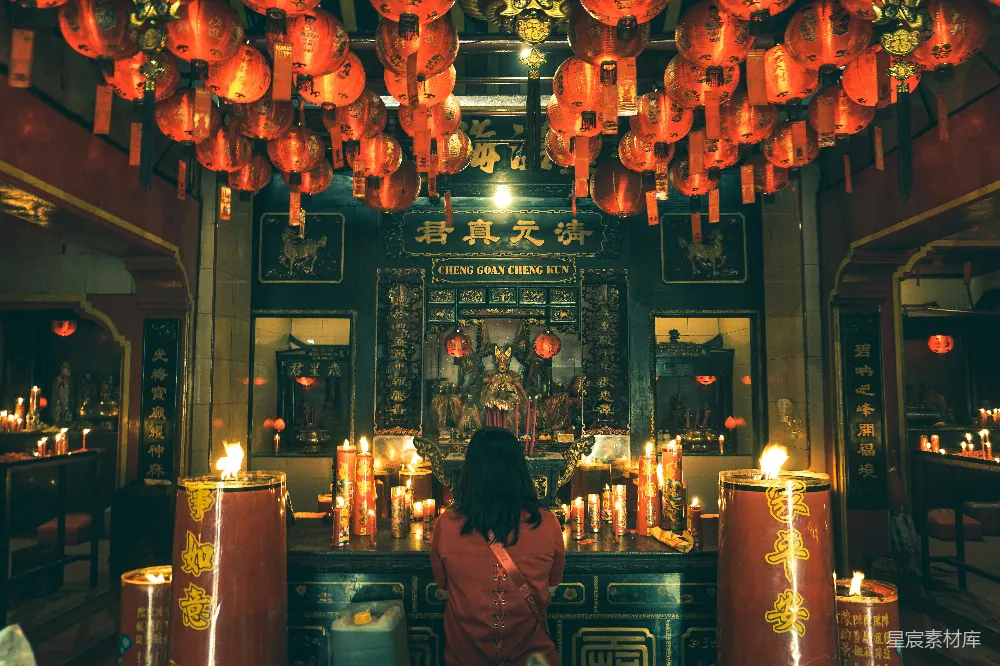 高清摄影 寺庙 祈福 红烛 传统 宗教 寺庙祈福：红烛辉煌的神圣时刻