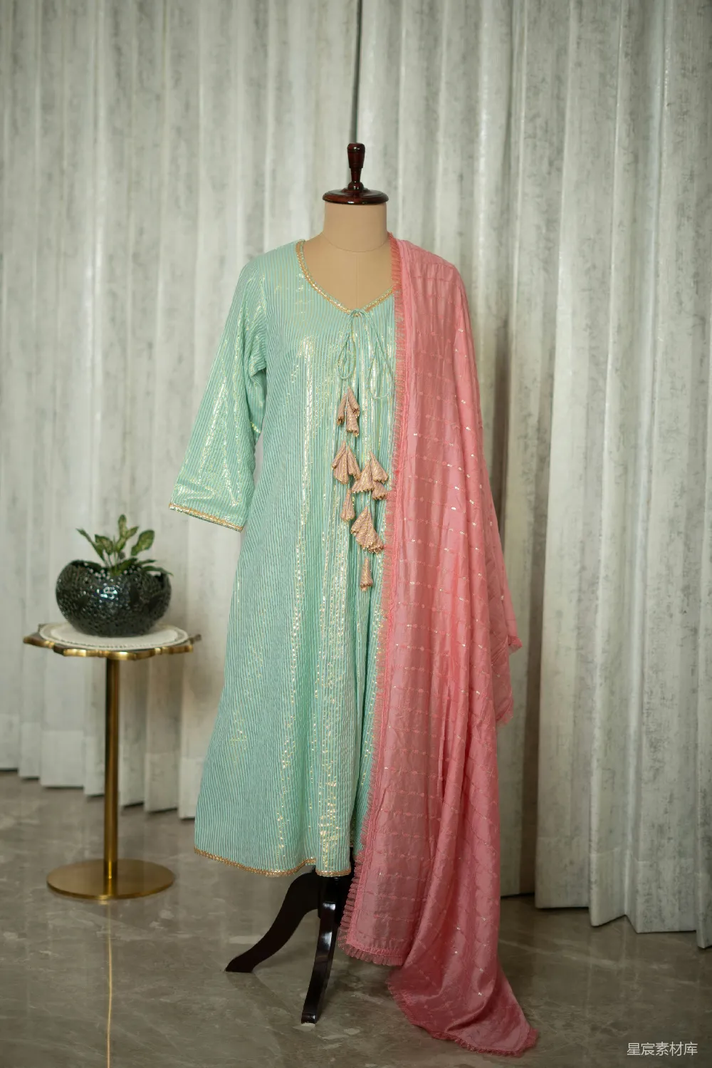 高清摄影 服装 传统服饰 服饰展示 长款套装 时尚 传统风格的长款套装展示