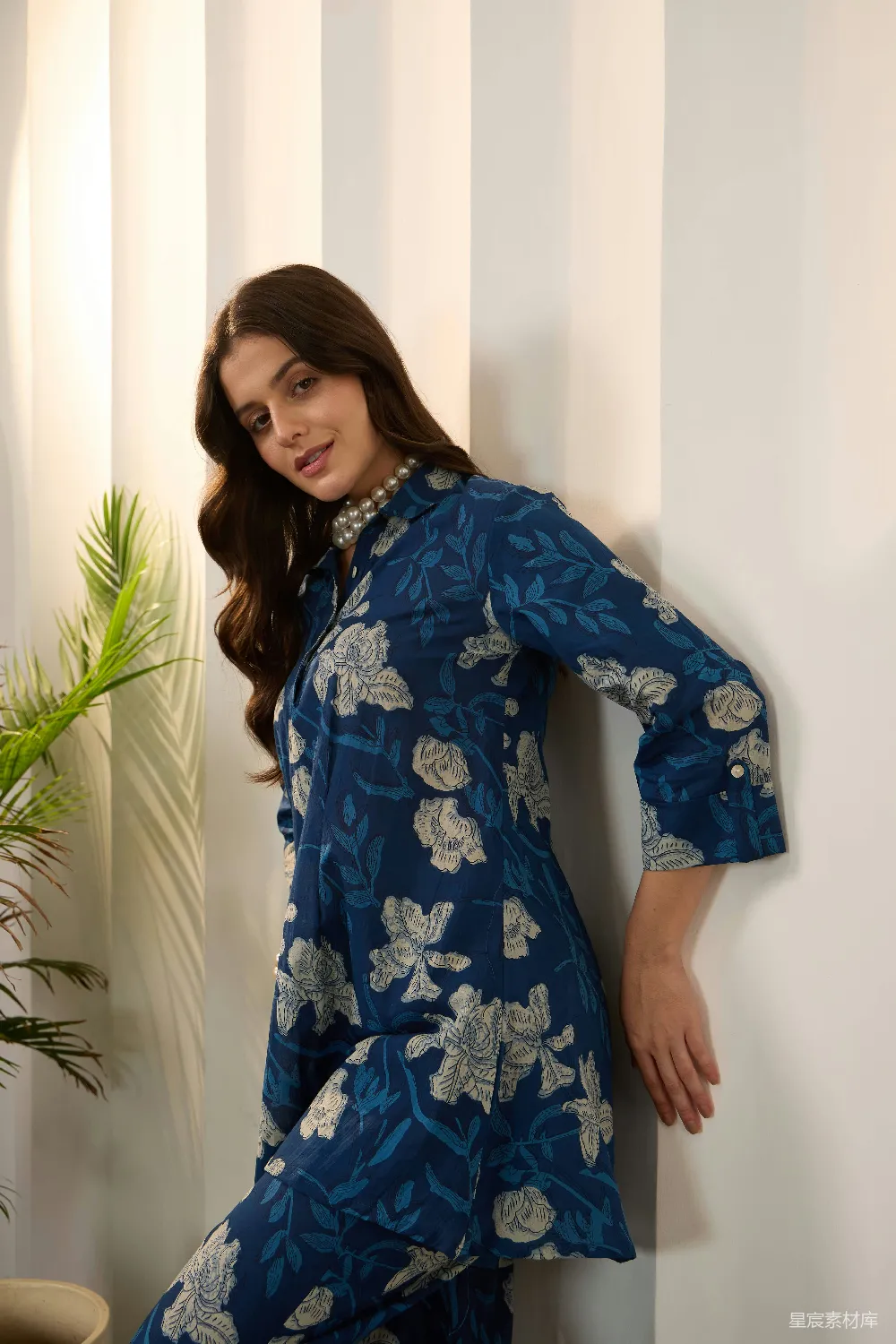 高清摄影 时尚 女性 服装 优雅 长裙 优雅蓝色花卉长裙