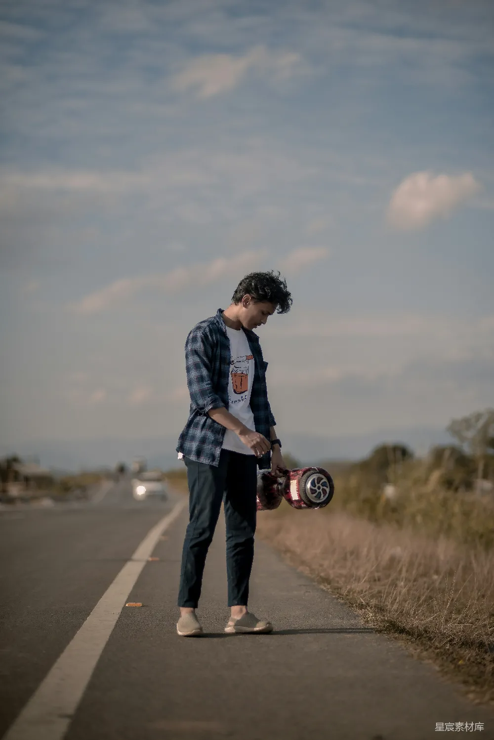 高清摄影 滑板 孤独 自由 户外 青春 独自一人在道路上的滑板少年