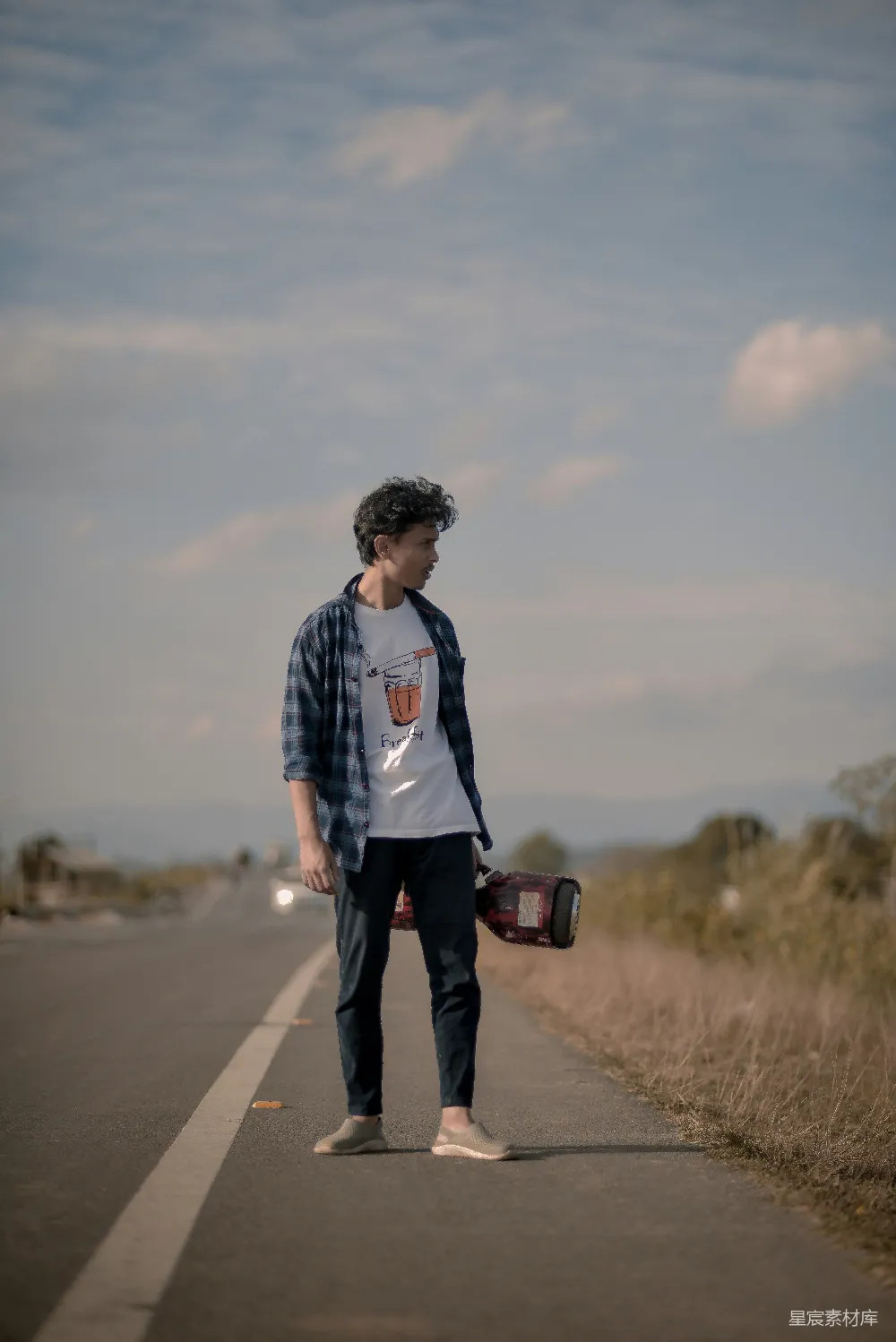 高清摄影 旅行 乡村 孤独 自由 风景 旅行者在乡间小路上
