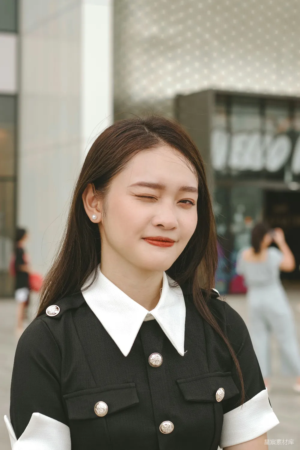 高清摄影 青春 时尚 微笑 街头 女孩 青春笑颜：街头时尚女孩