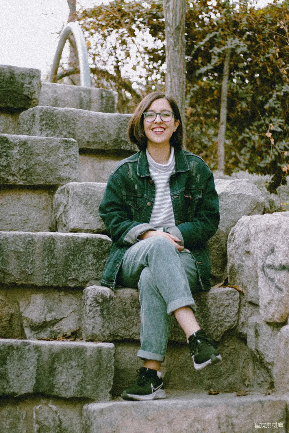 高清摄影 年轻女子 户外 自然 休闲 微笑 坐在石阶上的年轻女子