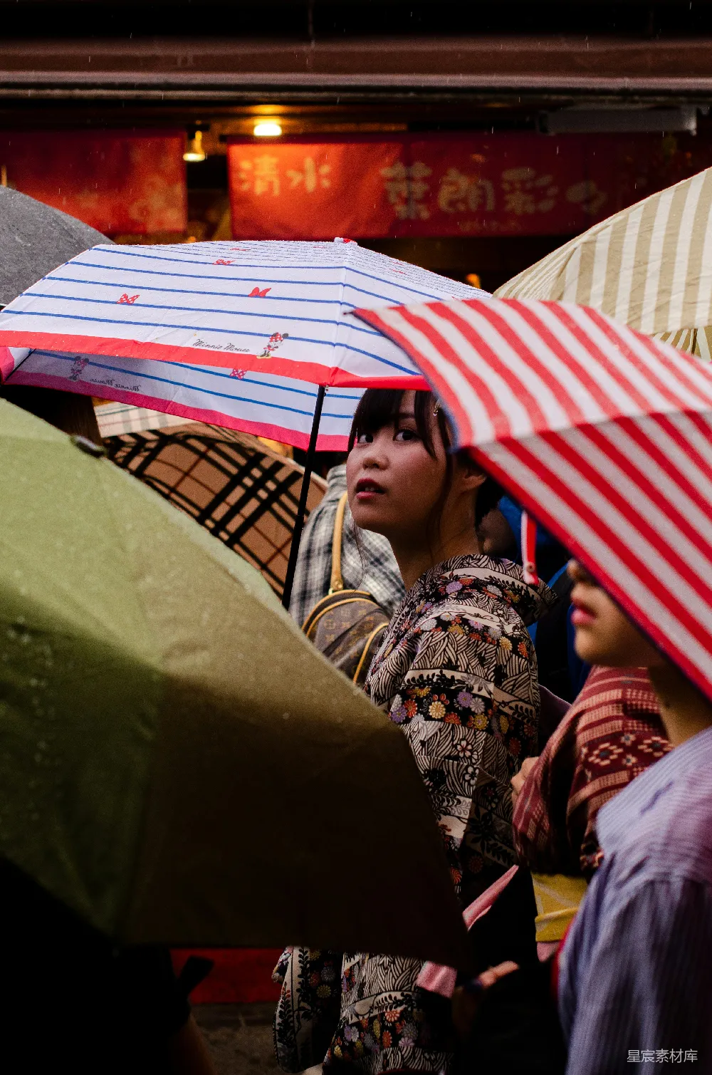 高清摄影 和服 雨伞 传统服饰 雨天 文化 雨中和服下的风情