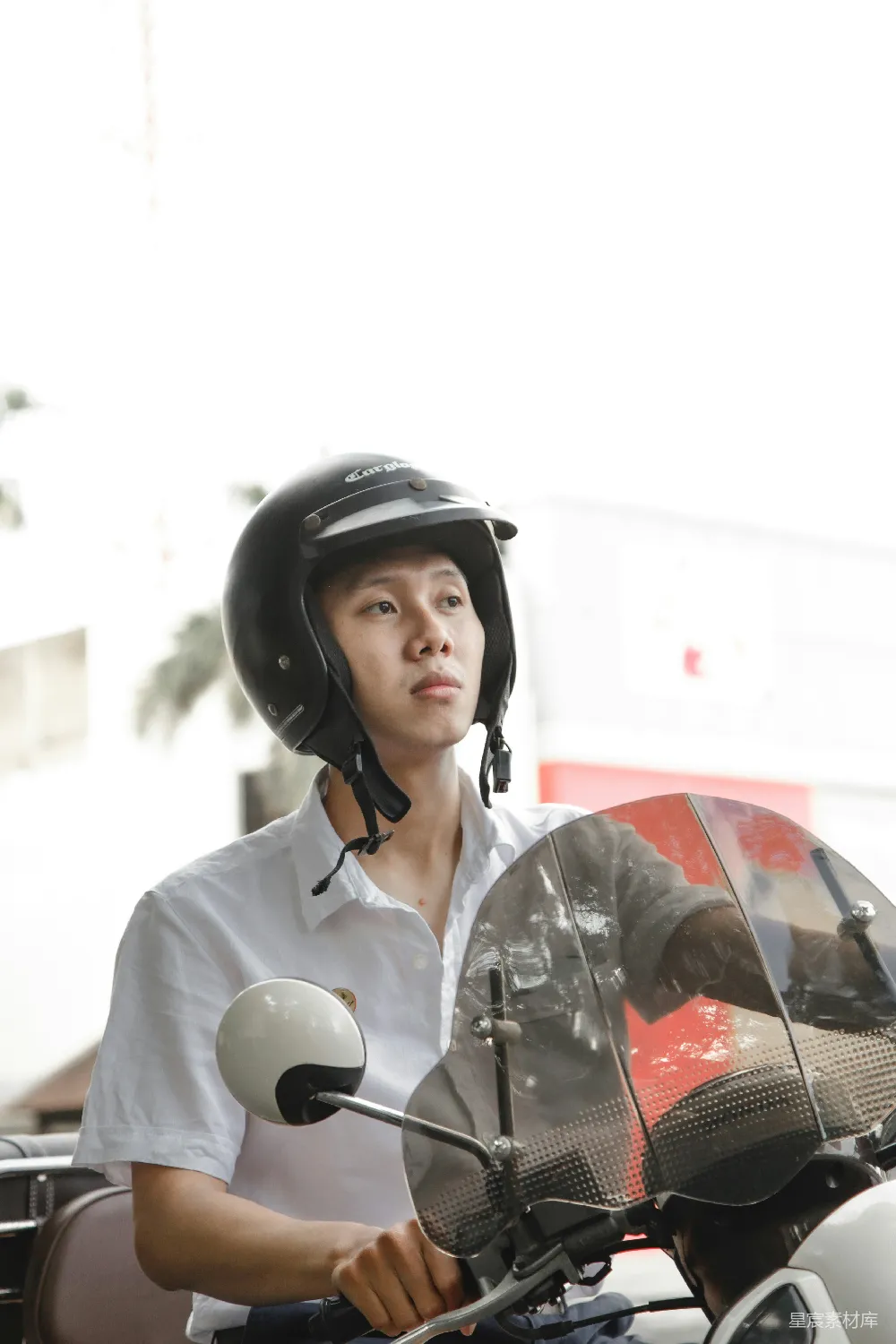 高清摄影 年轻人 摩托车 安全帽 日常生活 户外 骑摩托车的年轻男子