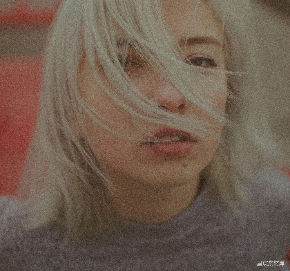 高清摄影 人像摄影 情感表达 自然风 清新 现代 风中的白发女孩